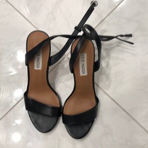 Steve Madden black strapless heals